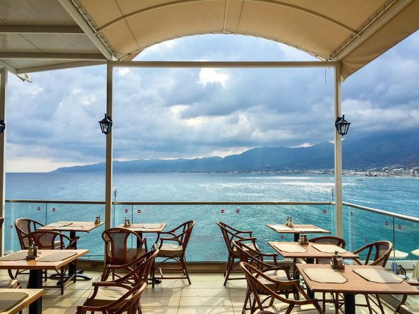 Avantages et inconvénients de manger dans un restaurant à Biarritz.