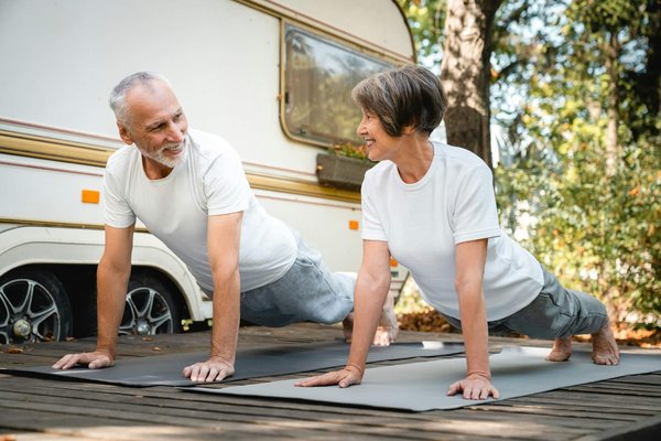 Quelles sont les activités culturelles locales à proximité des campings sur l'Île de Ré ?