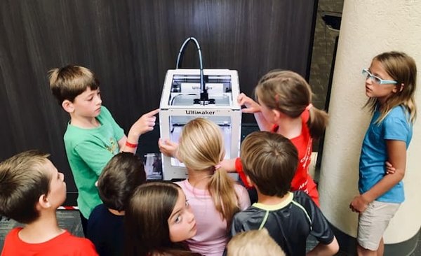 L’apprentissage par le jeu : développer la curiosité pour la science et la robotique des enfants